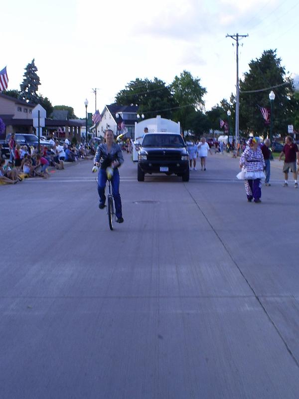 S5030041.jpg - Juggling on a unicycle during the parade
