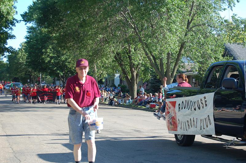 DSC_0523.JPG - Bill Nordgren hand out candy and whistles.