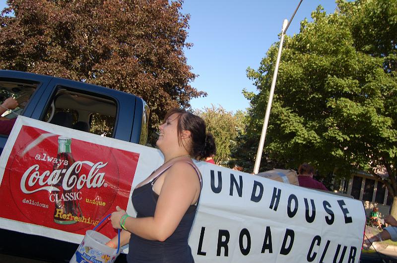 DSC_0535.JPG - Courtney handing out candy