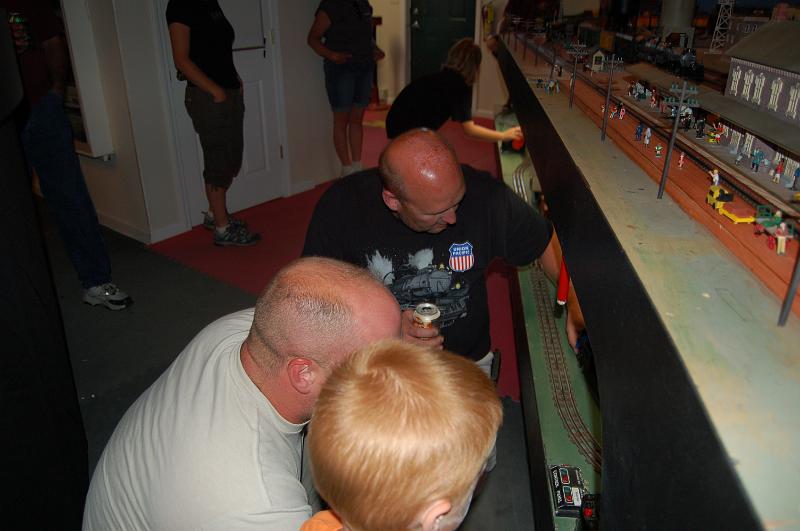DSC_0092.JPG - Helping the kids