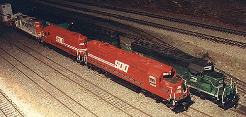 mncnt5.jpg - A SOO Line 'sprint' freight prepares to leave the Intermodal yard.
